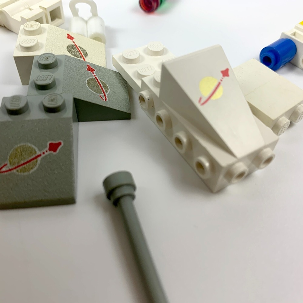 Lego Lot Space VTG‎ White Gray Moon Red White 6 Minifigures Accessories - Picture 11 of 12